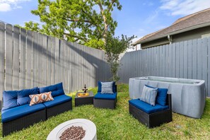 Outdoor spa tub - Brand new 3BR 2,5BA townhouse with Hot Tub (Houston)