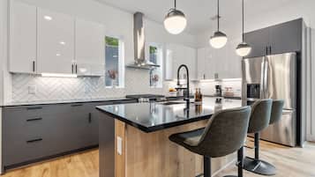 Frigorífico, microondas, horno y placa de cocina