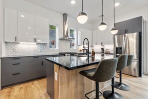 Fridge, microwave, oven, stovetop - Brand new 3BR 2,5BA townhouse with Hot Tub (Houston)