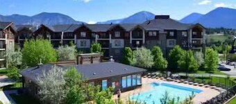 The Beach House Pool Access 5 Min Walk to Lake Sleeps 8
