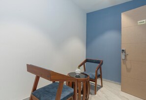 Schreibtisch, laptopgeeigneter Arbeitsplatz, kostenloses WLAN