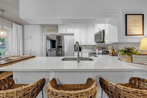 Fridge, microwave, oven, stovetop - Cottage on Lake LBJ: Boat Ramp, Lake Access, Games (Kingsland)
