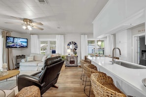 Smart TV, table football - Cottage on Lake LBJ: Boat Ramp, Lake Access, Games (Kingsland)