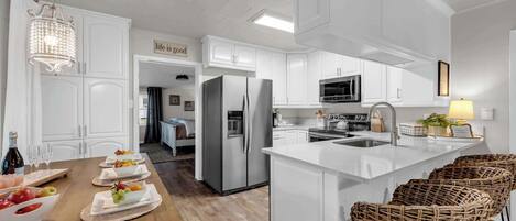 Een koelkast, een magnetron, een oven, een kookplaat