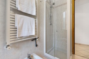 Douche, séchoir à cheveux, serviettes fournies