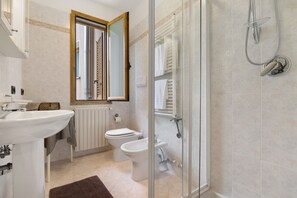 Douche, séchoir à cheveux, serviettes fournies