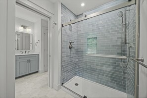 Douche, sĂšche-cheveux, serviettes fournies