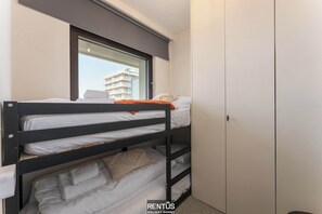 2 bedrooms, desk, travel cot, WiFi