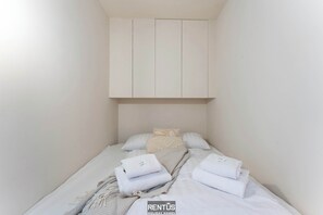 2 habitaciones, escritorio, insonorización y cuna de viaje 