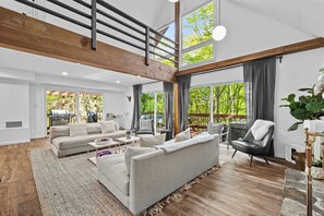 Fernseher, Kamin, Stereoanlage