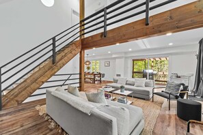 Fernseher, Kamin, Stereoanlage