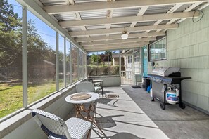 Outdoor dining - NEW! Historic Dog Friendly Home w/ Modern Comforts! Fenced Yard, Screened In Porch & Prime Location (Boise)