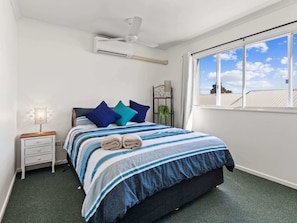 2 bedrooms, iron/ironing board, WiFi, bed sheets - Spacious Hervey Bay Apartment with Rooftop Access (Torquay)