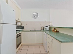 Fridge, microwave, oven, stovetop - Spacious Hervey Bay Apartment with Rooftop Access (Torquay)