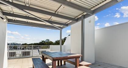 Spacious Esplanade Apartment with Rooftop Access