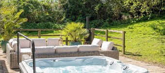 Campden Barn - Exclusive Home with Hot Tub