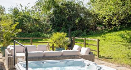 Campden Barn - Exclusive Home with Hot Tub