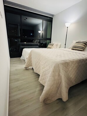 2 habitaciones, tabla de planchar con plancha, wifi y ropa de cama 
