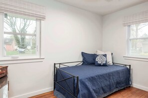 3 bedrooms, desk, WiFi, bed sheets