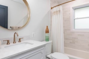 Shower, hair dryer, towels - Beautiful 3 Bedroom Retreat walking distance to Downtown St. Michaels (Saint Michaels)
