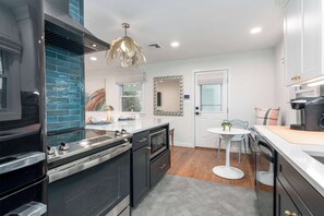 Fridge, microwave, oven, stovetop - Beautiful 3 Bedroom Retreat walking distance to Downtown St. Michaels (Saint Michaels)