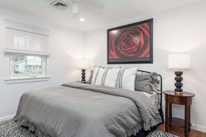 3 makuuhuonetta, työpöytä, Wi-Fi, vuodevaatteet