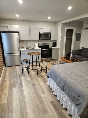 1 bedroom, desk, iron/ironing board, free WiFi - 728 E. Broadway Ave., Unit 204, Maryville, TN. (Maryville)