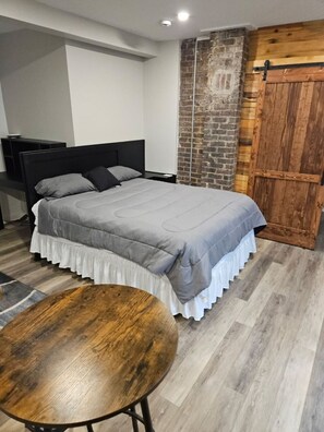 1 bedroom, desk, iron/ironing board, free WiFi - 728 E. Broadway Ave., Unit 204, Maryville, TN. (Maryville)