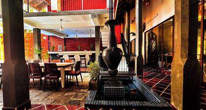 Luxurious 5-bedroom villa with WiFi, AC, Swimmingpool in beautiful Unawatuna