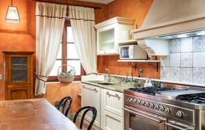 Jääkaappi, liesi, astianpesukone, kahvin-/teenkeitin