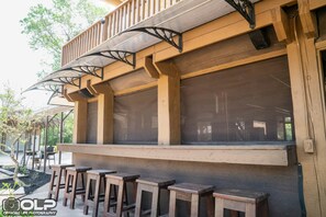Outdoor dining - Crosby Retreat (Crosby)