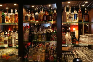 Apartamento | Bar (en el alojamiento)