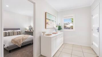 5 habitaciones, escritorio y tabla de planchar con plancha