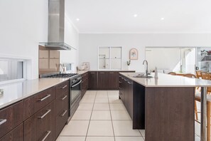 Frigorífic, microones, forn i placa de cuina