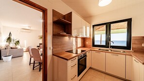 Réfrigérateur, un four, lave-vaisselle, cafetière-théière