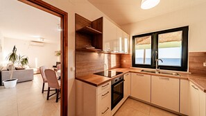 Fridge, oven, dishwasher, coffee/tea maker