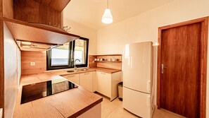 Kühlschrank, Ofen, Geschirrspüler, Wasserkocher mit Kaffee-/Teezubehör