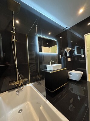 Shower, hair dryer, towels - Beautiful house with swimming pool, close to cycle paths, 8 minutes from the beach (Urrugne)