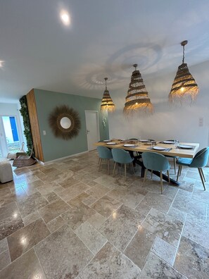 Dining - Beautiful house with swimming pool, close to cycle paths, 8 minutes from the beach (Urrugne)