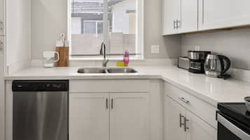 Stovetop, coffee/tea maker, toaster, cookware/dishes/utensils