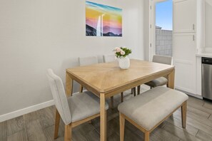 Dining - Premium B2B Getaway Pool • Free Parking (Glendale)