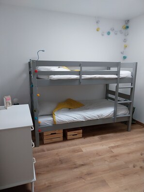 2 bedrooms, desk, iron/ironing board, free WiFi