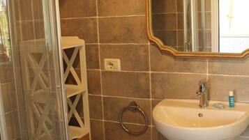 Douche, sèche-cheveux, bidet, savon