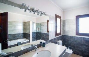 Douche, sèche-cheveux