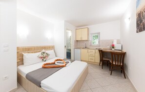 1 bedroom, travel cot