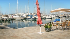 A marina with boats docked, outdoor seating, and a clear sky. - Beautiful apartment in Santa Pola with WiFi (Santa Pola)