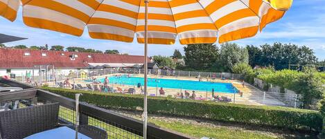 Een verwarmd zwembad