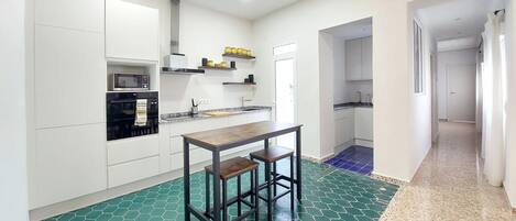 Een koelkast, een oven, een kookplaat, een vaatwasser