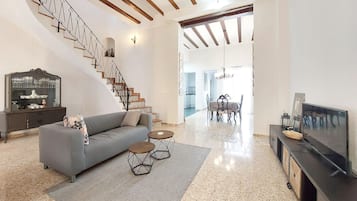 Een smart-tv en een open haard