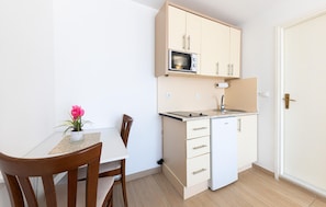 Fridge, oven, dishwasher, coffee/tea maker